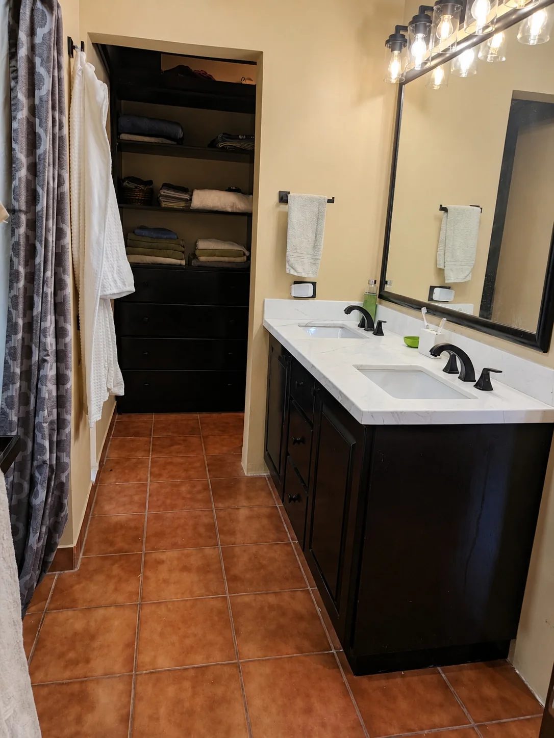 Double vanity bathroom