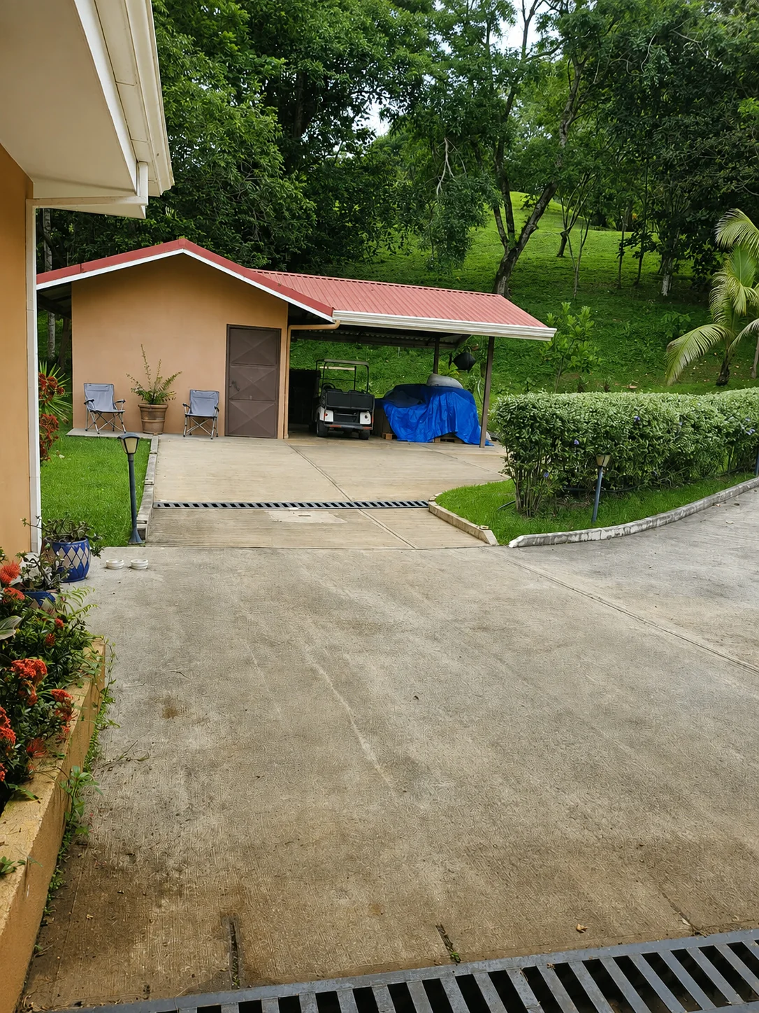 Bodega and carport